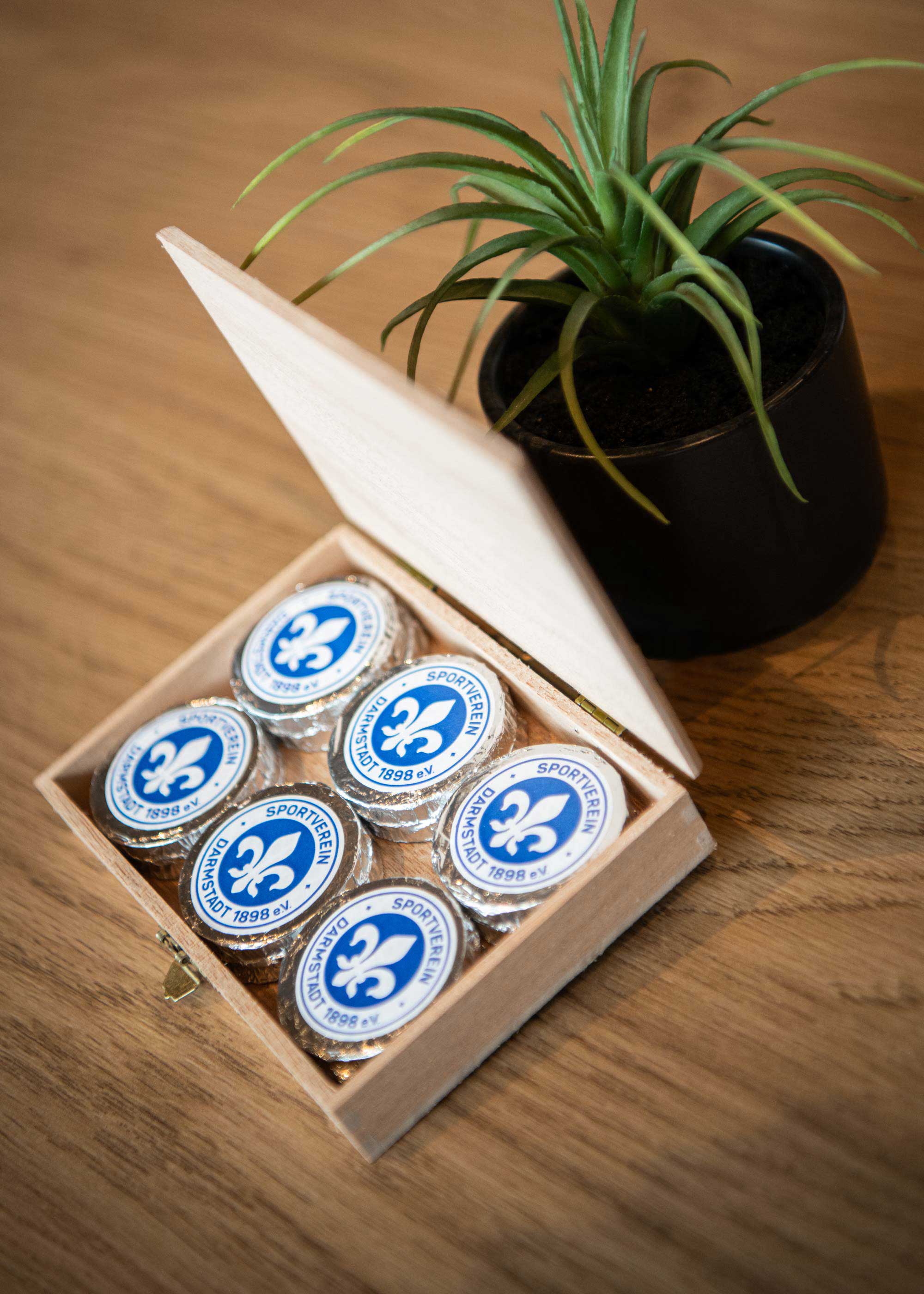 SV 98 Holzkiste "Lilien-Schoko" (12 St.) SV 98 Holzkiste "Lilien-Schoko" (12 St.)